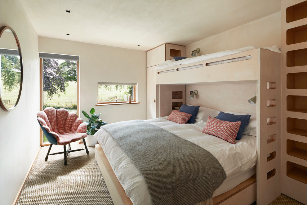 Uriges Gästezimmer ohne Kamin mit beiger Wandfarbe, Teppichboden und beigem Boden in Devon