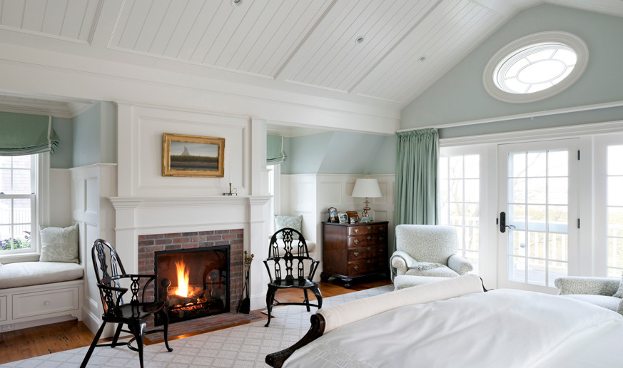 ボストンにある中くらいなトラディショナルスタイルのおしゃれな客用寝室 (青い壁、無垢フローリング、標準型暖炉、レンガの暖炉まわり) のレイアウト