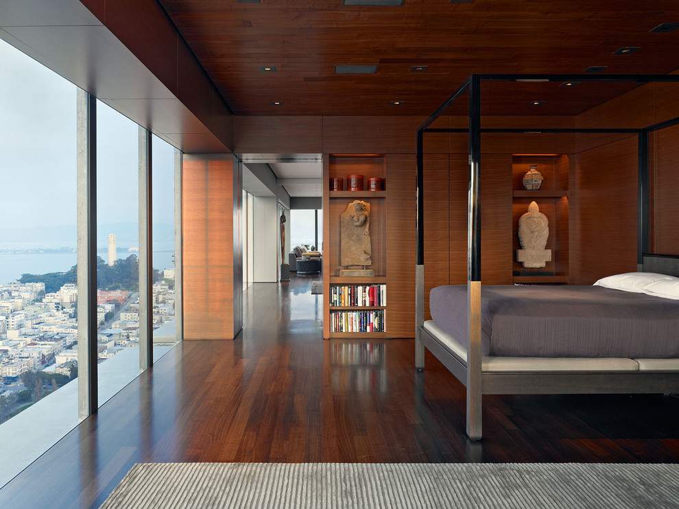 Diseño de dormitorio principal moderno con paredes marrones y suelo de madera oscura