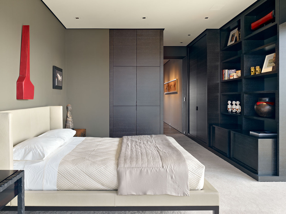 Immagine di una camera da letto minimalista con pareti grigie e moquette
