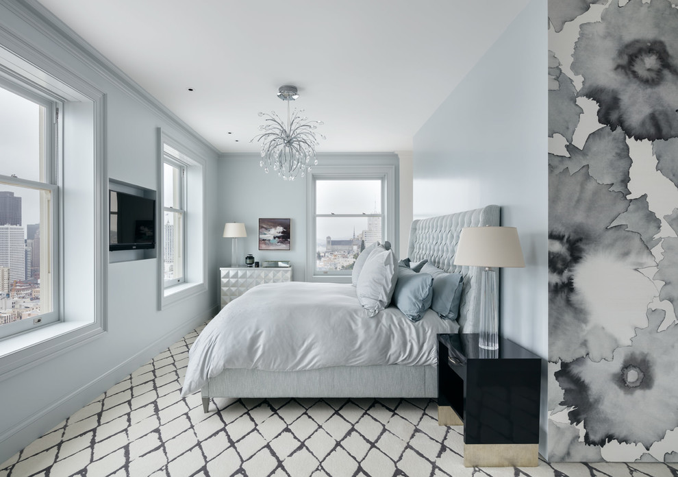 Imagen de dormitorio principal y televisión clásico renovado de tamaño medio con paredes grises, moqueta y suelo multicolor