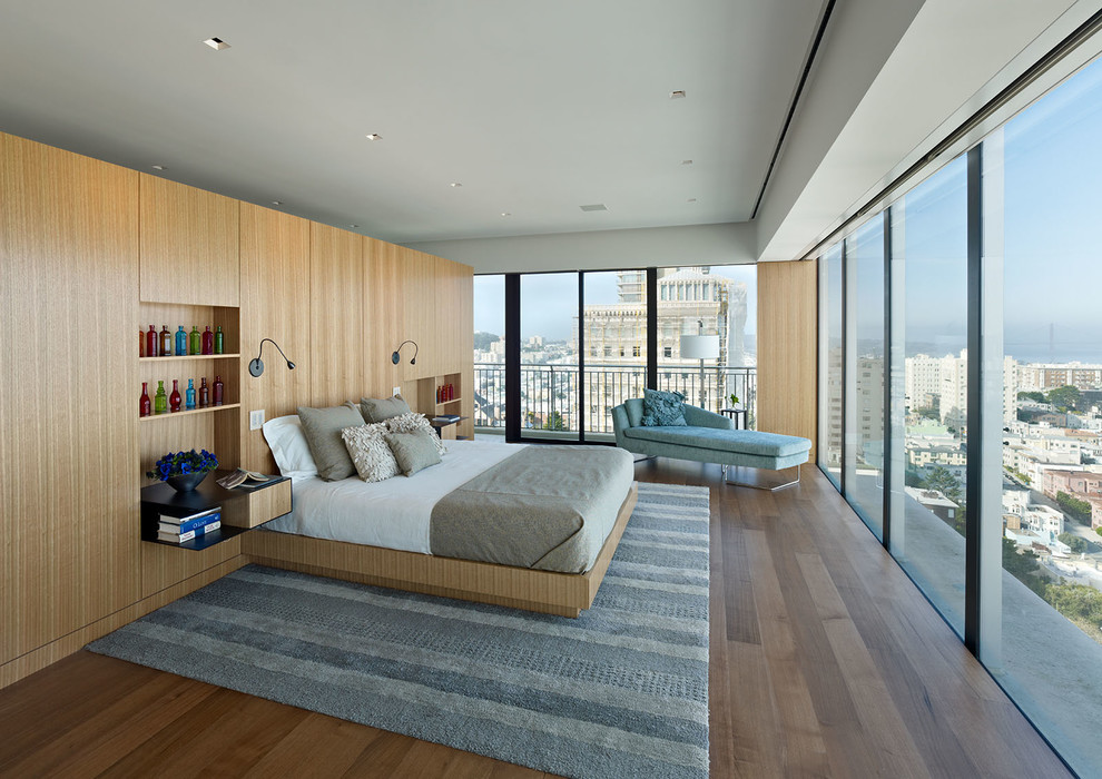 Foto di una camera da letto minimal con pavimento in legno massello medio