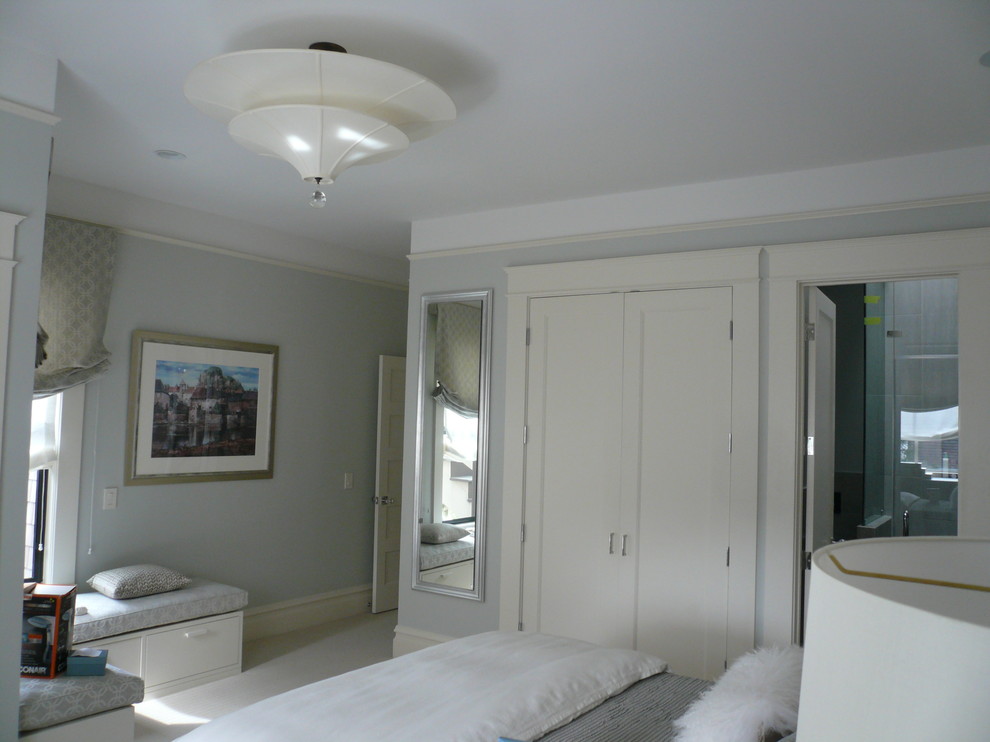 Ejemplo de habitación de invitados contemporánea de tamaño medio con paredes grises y moqueta