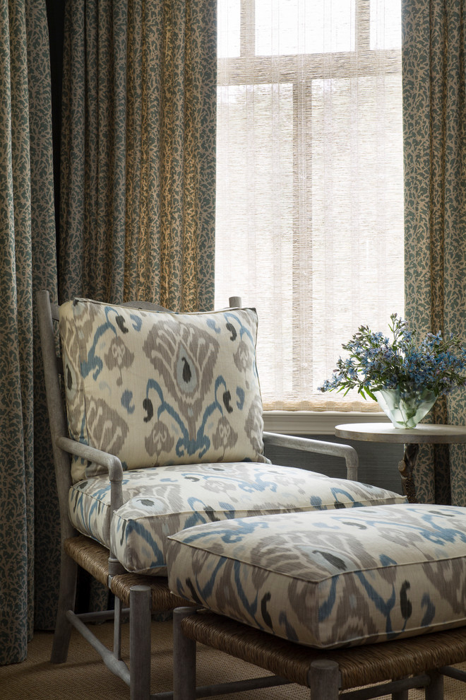 На фото: хозяйская спальня в современном стиле с синими стенами и ковровым покрытием с