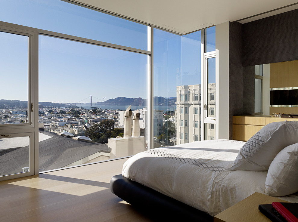 Пример оригинального дизайна: большая хозяйская спальня в стиле модернизм с белыми стенами и светлым паркетным полом