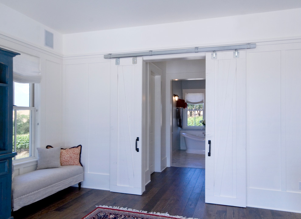 Mittelgroßes Landhausstil Gästezimmer mit weißer Wandfarbe und dunklem Holzboden in San Francisco