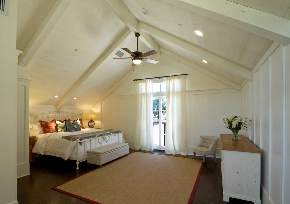 Mittelgroßes Country Gästezimmer mit weißer Wandfarbe und dunklem Holzboden in San Francisco