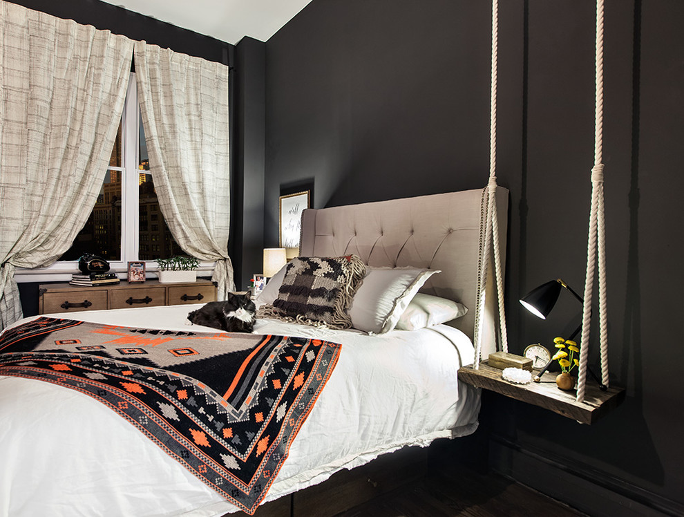 Пример оригинального дизайна: спальня в стиле рустика с черными стенами