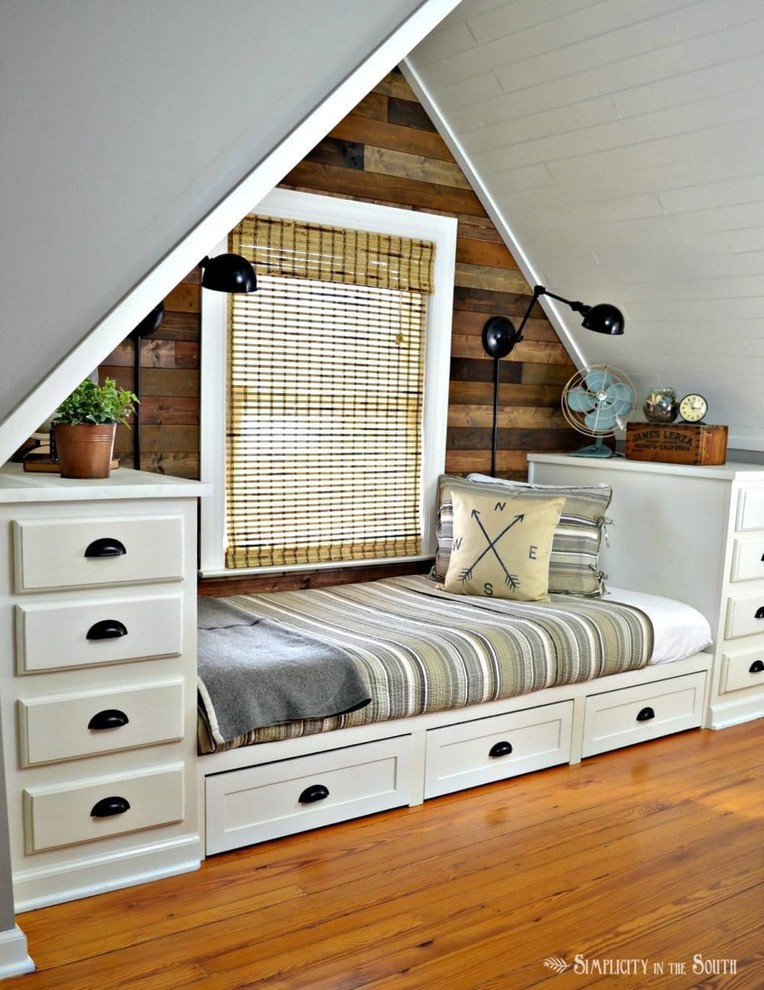 Diseño de dormitorio tipo loft de estilo de casa de campo pequeño con paredes grises y suelo de madera en tonos medios