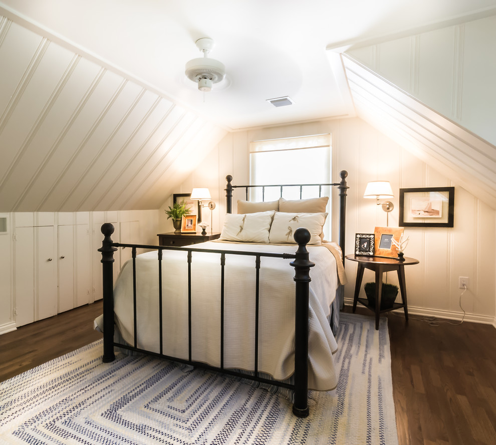 他の地域にある小さなカントリー風のおしゃれな寝室 (白い壁、無垢フローリング、暖炉なし) のレイアウト
