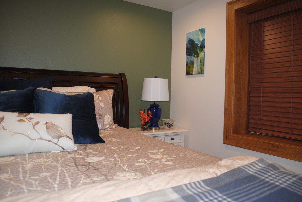 他の地域にある小さなラスティックスタイルのおしゃれな客用寝室 (緑の壁、カーペット敷き、暖炉なし、ベージュの床) のインテリア