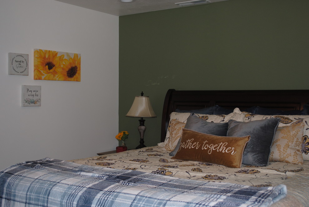 他の地域にある小さなラスティックスタイルのおしゃれな客用寝室 (緑の壁、カーペット敷き、暖炉なし、ベージュの床)