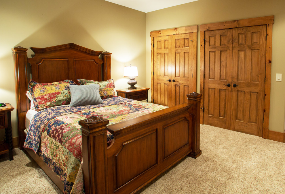 Diseño de habitación de invitados de estilo americano grande sin chimenea con paredes beige y moqueta