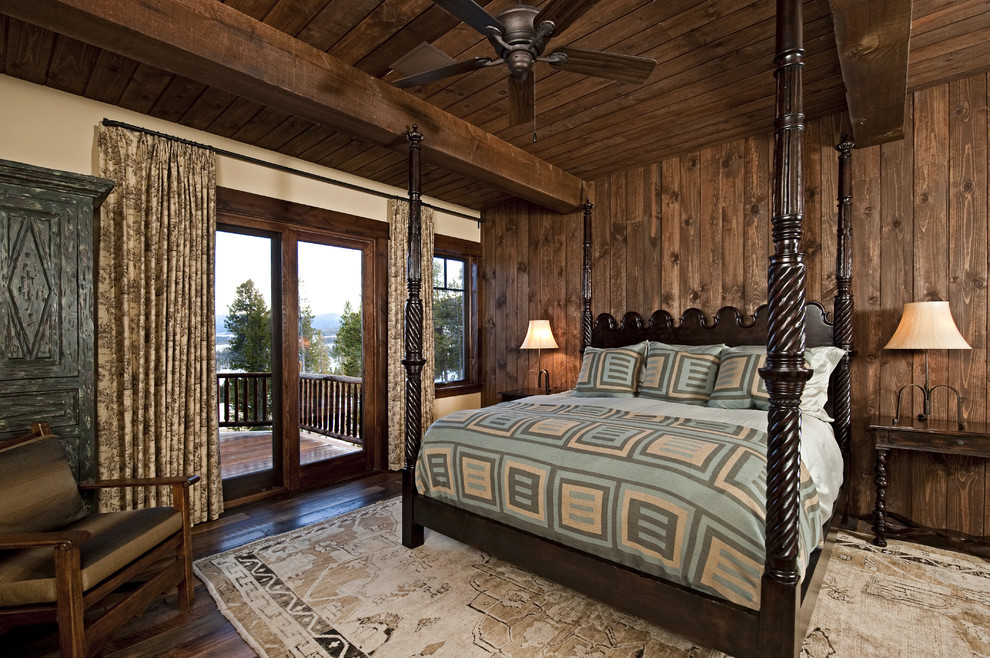 Imagen de dormitorio rústico con paredes beige y suelo de madera oscura