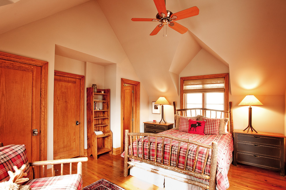 Uriges Hauptschlafzimmer ohne Kamin mit beiger Wandfarbe und braunem Holzboden in Toronto