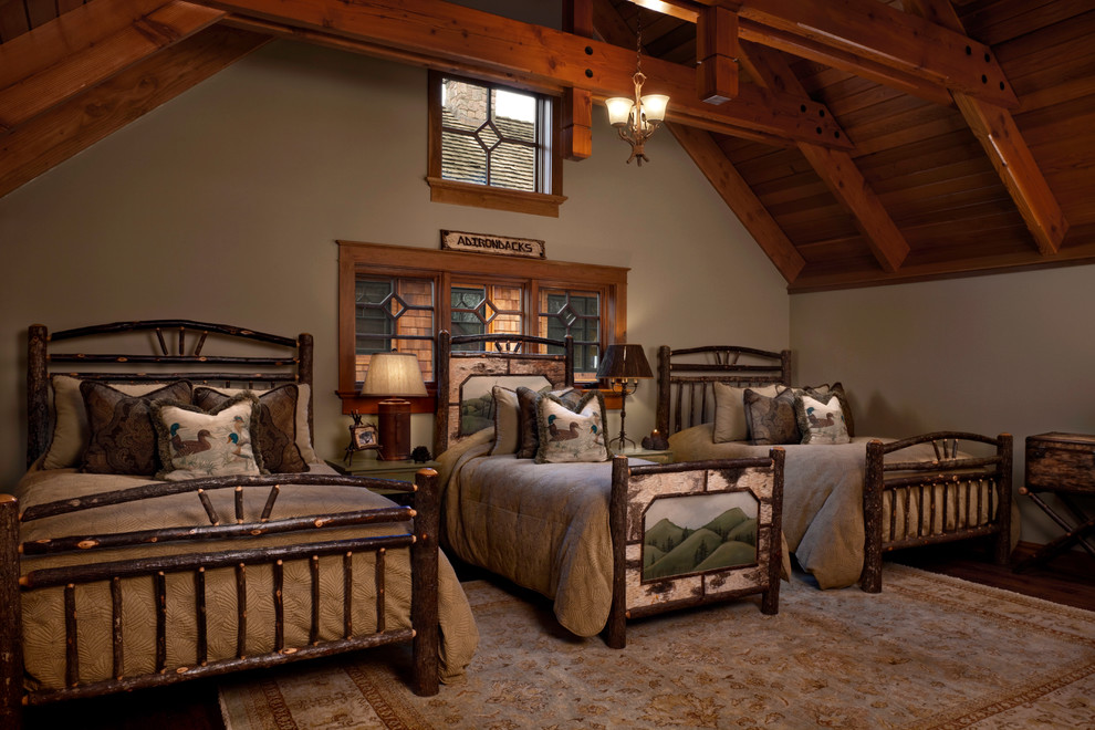 Свежая идея для дизайна: гостевая спальня (комната для гостей) в стиле рустика с коричневыми стенами - отличное фото интерьера