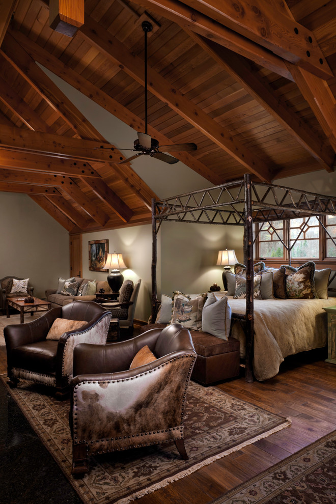 Modelo de dormitorio rural grande con paredes marrones y suelo de madera en tonos medios