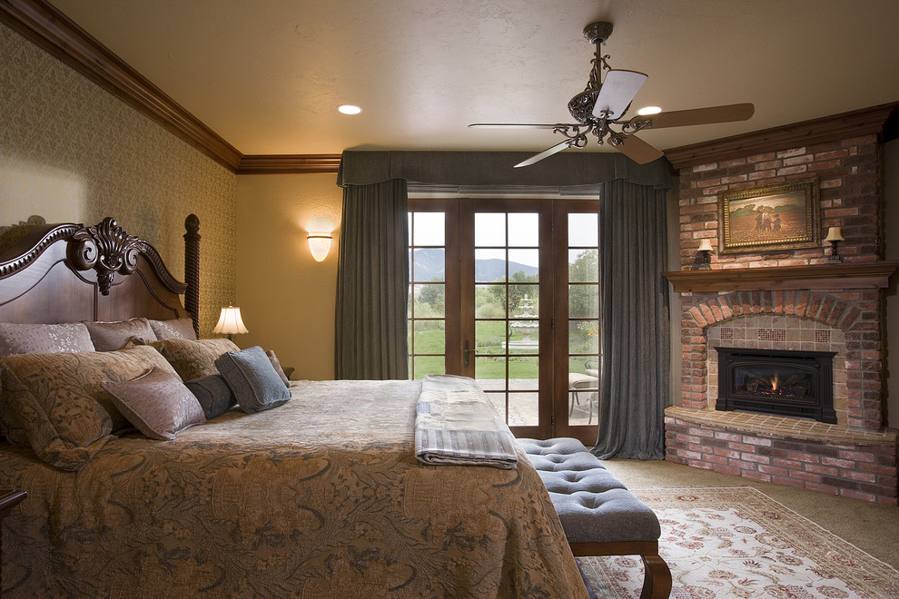 Стильный дизайн: спальня в стиле рустика с фасадом камина из кирпича, угловым камином и акцентной стеной - последний тренд