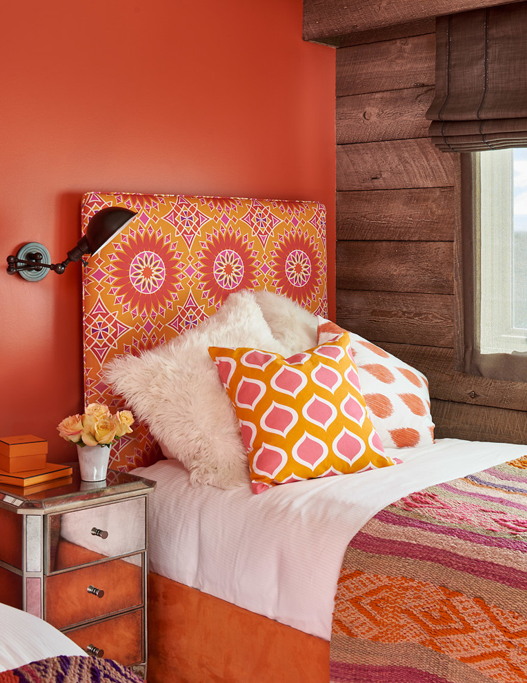 Idée de décoration pour une chambre d'amis chalet avec un mur orange.
