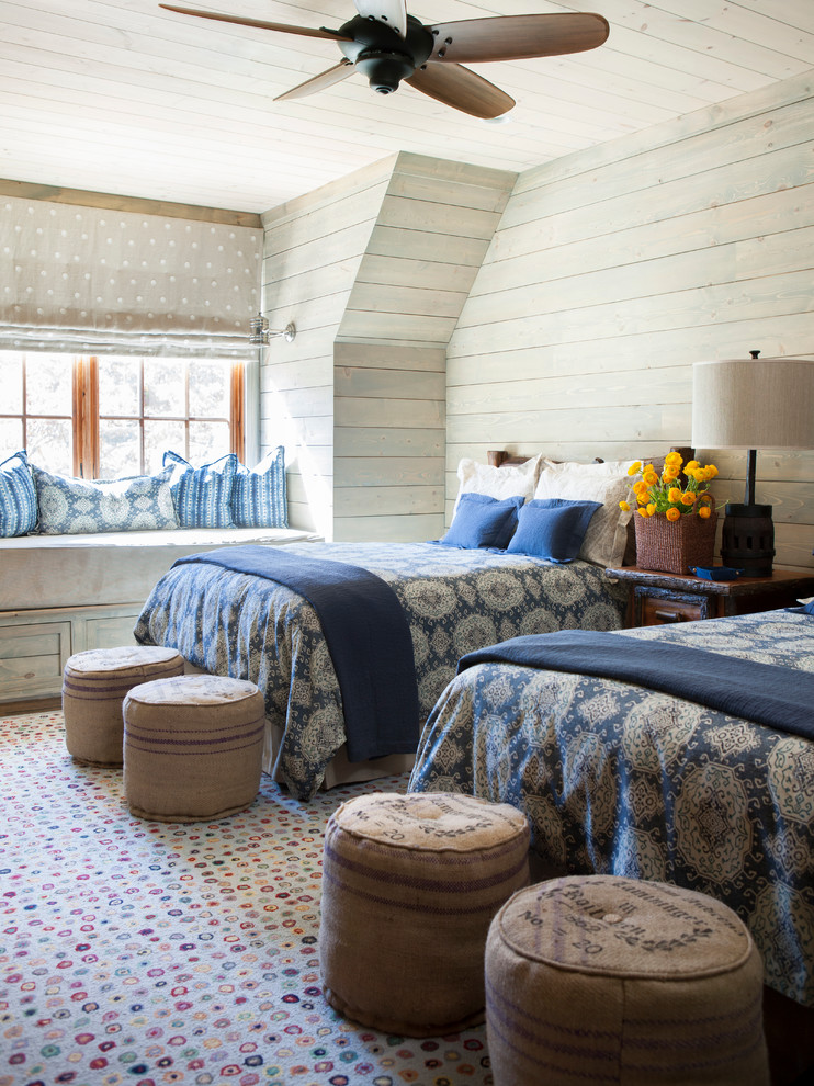 Стильный дизайн: гостевая спальня (комната для гостей) на мансарде в стиле рустика - последний тренд