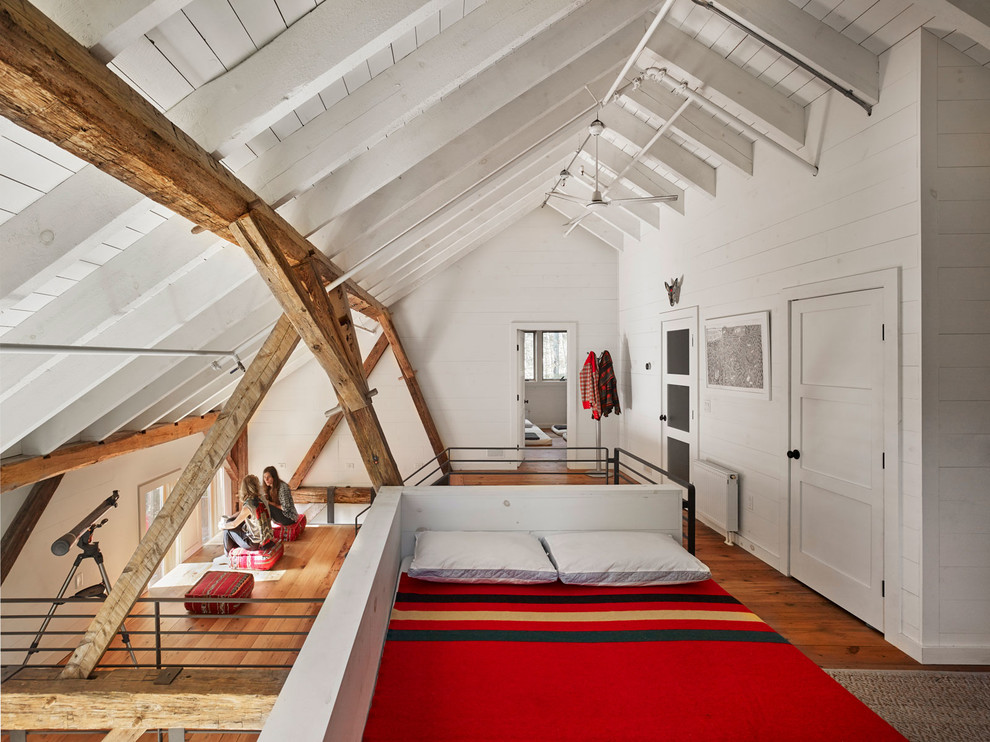 Uriges Schlafzimmer im Dachboden im Loft-Style mit weißer Wandfarbe und braunem Holzboden in New York