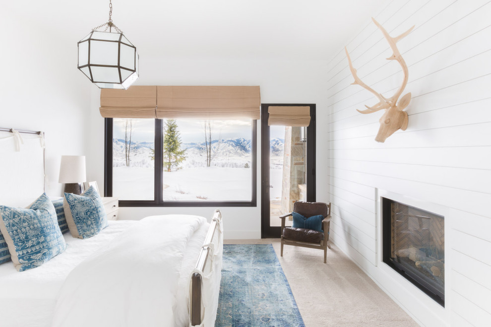 Ejemplo de dormitorio rural con paredes blancas, moqueta y suelo beige