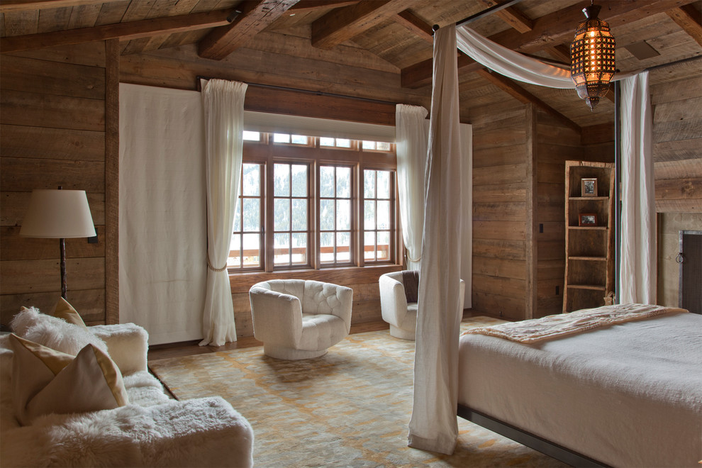 Exemple d'une chambre montagne avec un sol en bois brun.