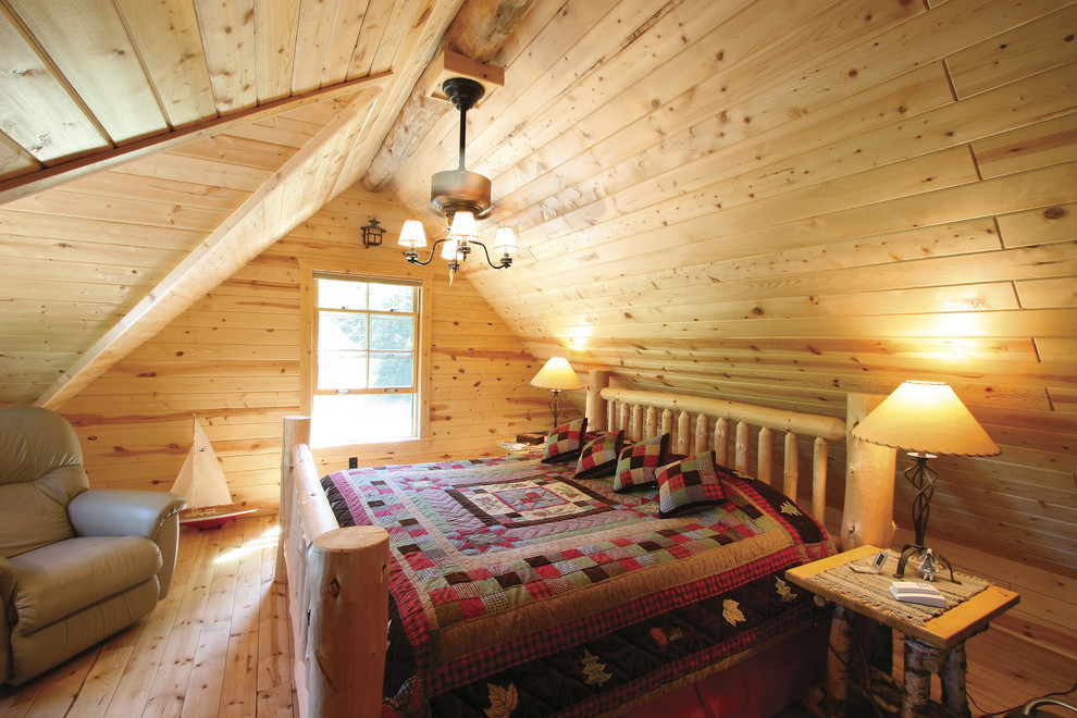 Exemple d'une chambre d'amis montagne de taille moyenne avec un mur beige, parquet clair, aucune cheminée et un sol beige.