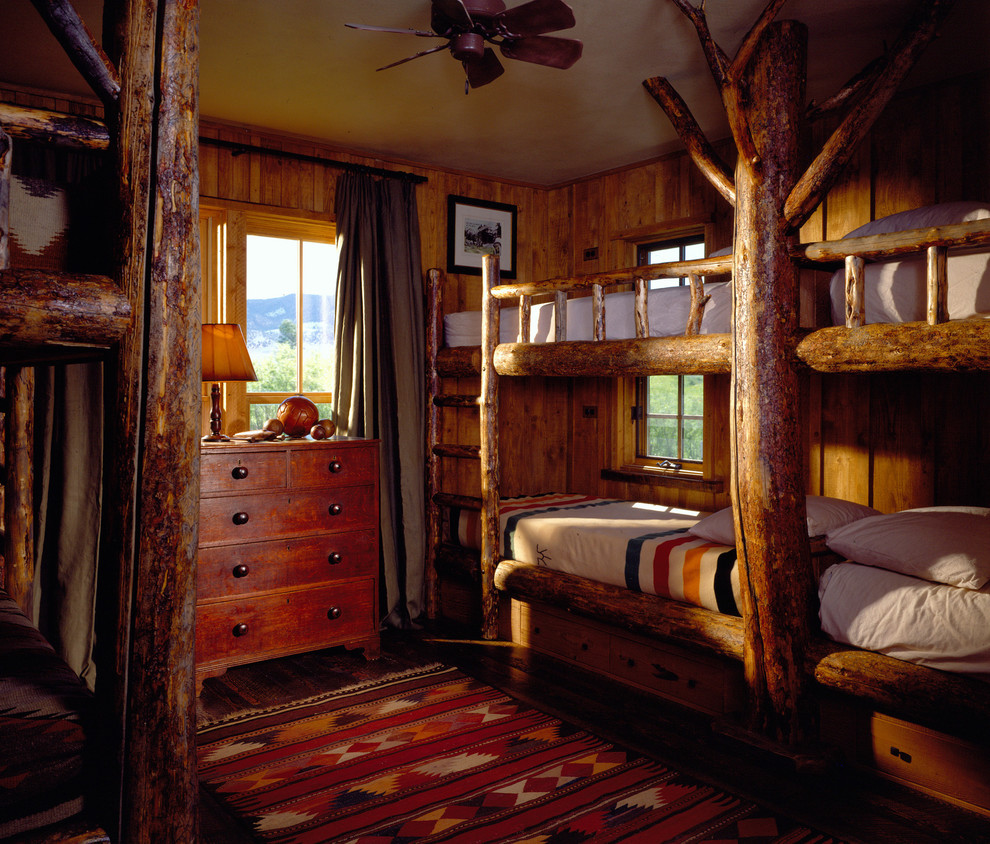 Идея дизайна: гостевая спальня (комната для гостей) в стиле рустика
