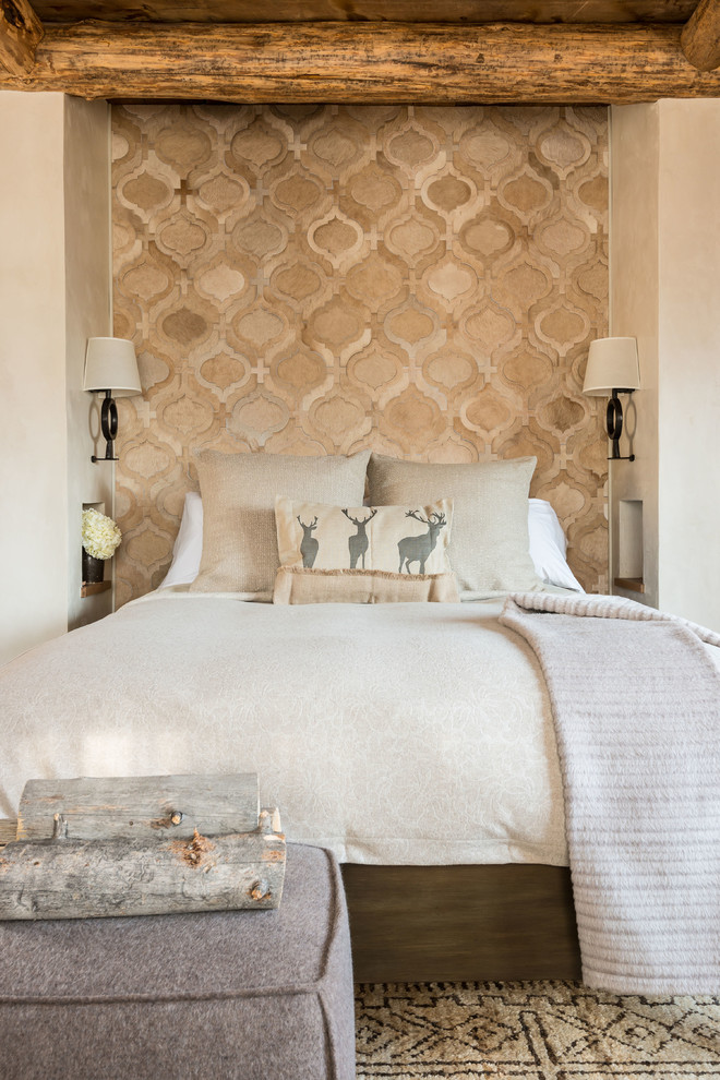 Rustikales Schlafzimmer mit beiger Wandfarbe in Sonstige