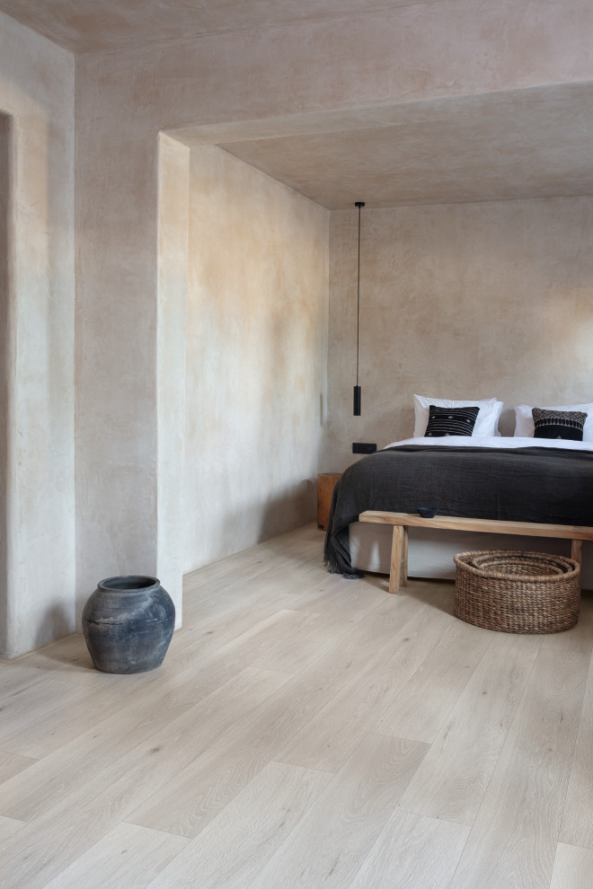 Ispirazione per una camera da letto stile rurale con pavimento in laminato e pavimento grigio