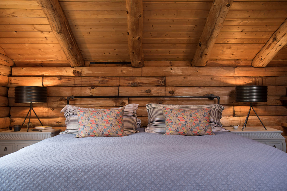 Свежая идея для дизайна: хозяйская спальня на мансарде в стиле рустика с коричневыми стенами - отличное фото интерьера