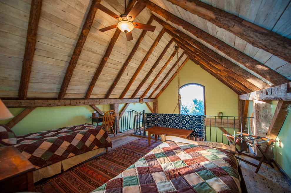 Foto de dormitorio tipo loft rústico de tamaño medio sin chimenea con paredes verdes y suelo de madera oscura