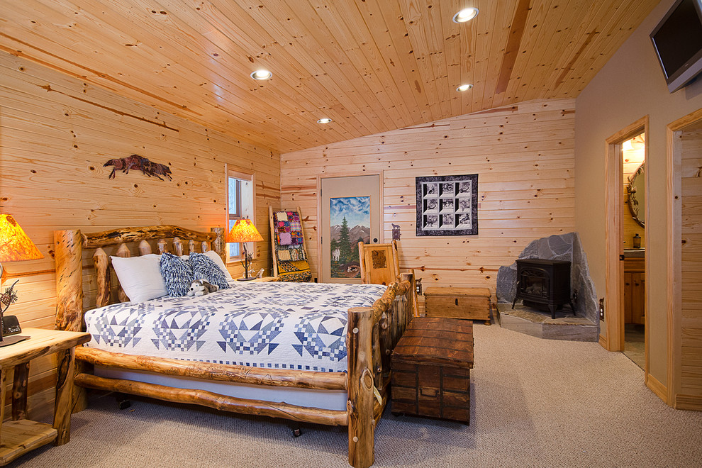 Modelo de dormitorio rural con paredes beige y moqueta