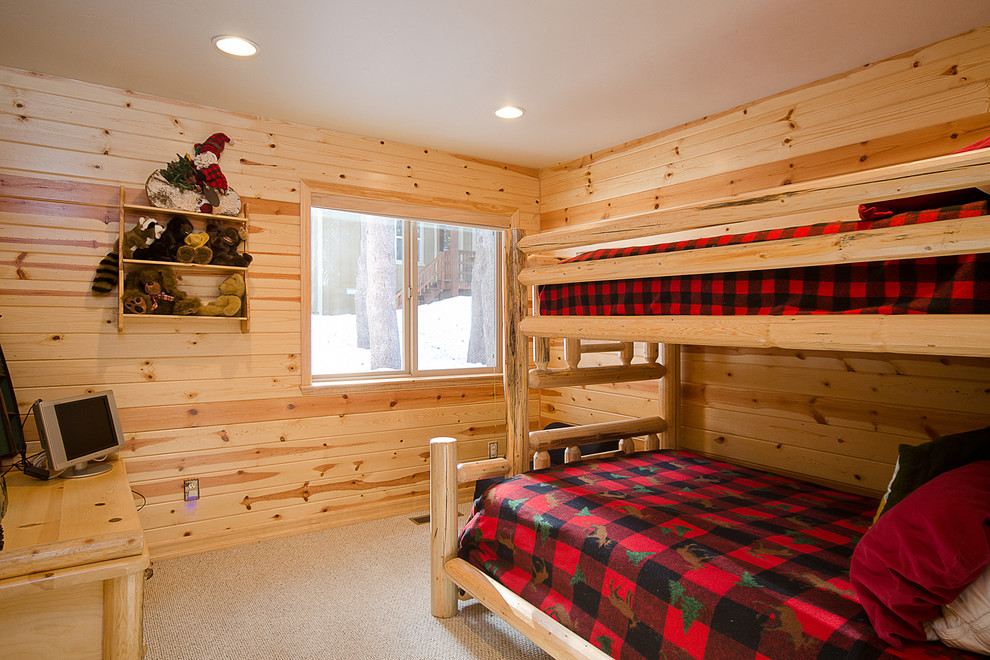 Идея дизайна: гостевая спальня (комната для гостей) в стиле рустика с ковровым покрытием без камина