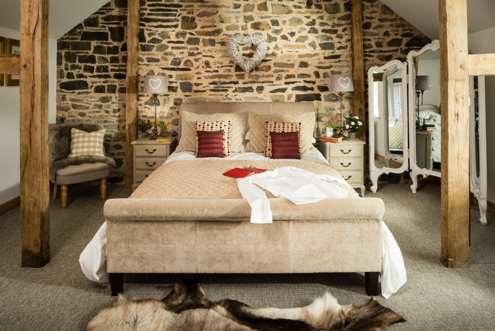 Свежая идея для дизайна: большая гостевая спальня (комната для гостей) в стиле рустика с белыми стенами, ковровым покрытием и серым полом - отличное фото интерьера