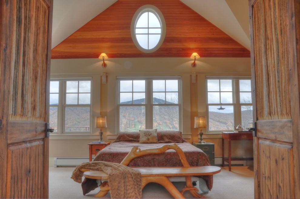 Идея дизайна: огромная гостевая спальня (комната для гостей) в стиле рустика с бежевыми стенами, ковровым покрытием, стандартным камином и фасадом камина из камня