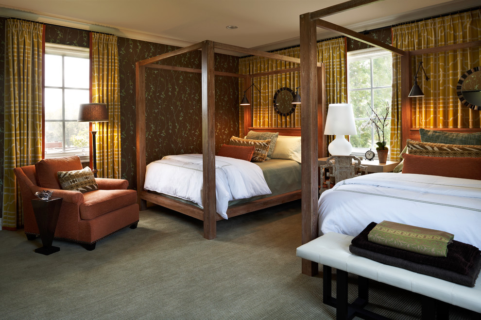Пример оригинального дизайна: спальня в стиле рустика с коричневыми стенами и ковровым покрытием