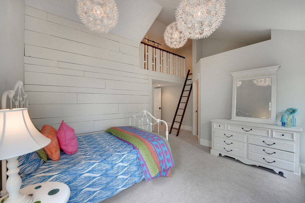Идея дизайна: спальня на мансарде в стиле неоклассика (современная классика) с белыми стенами и ковровым покрытием