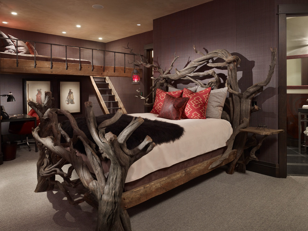 На фото: спальня на мансарде в стиле рустика с коричневыми стенами с