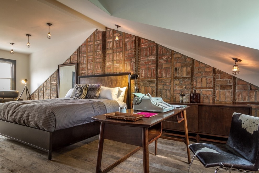 Ejemplo de dormitorio actual con paredes blancas y suelo de madera en tonos medios
