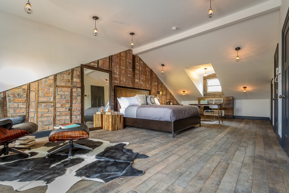 Foto di una camera da letto minimal con pavimento in legno massello medio