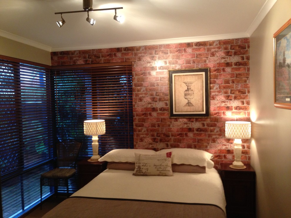 Imagen de habitación de invitados rural de tamaño medio con paredes rojas