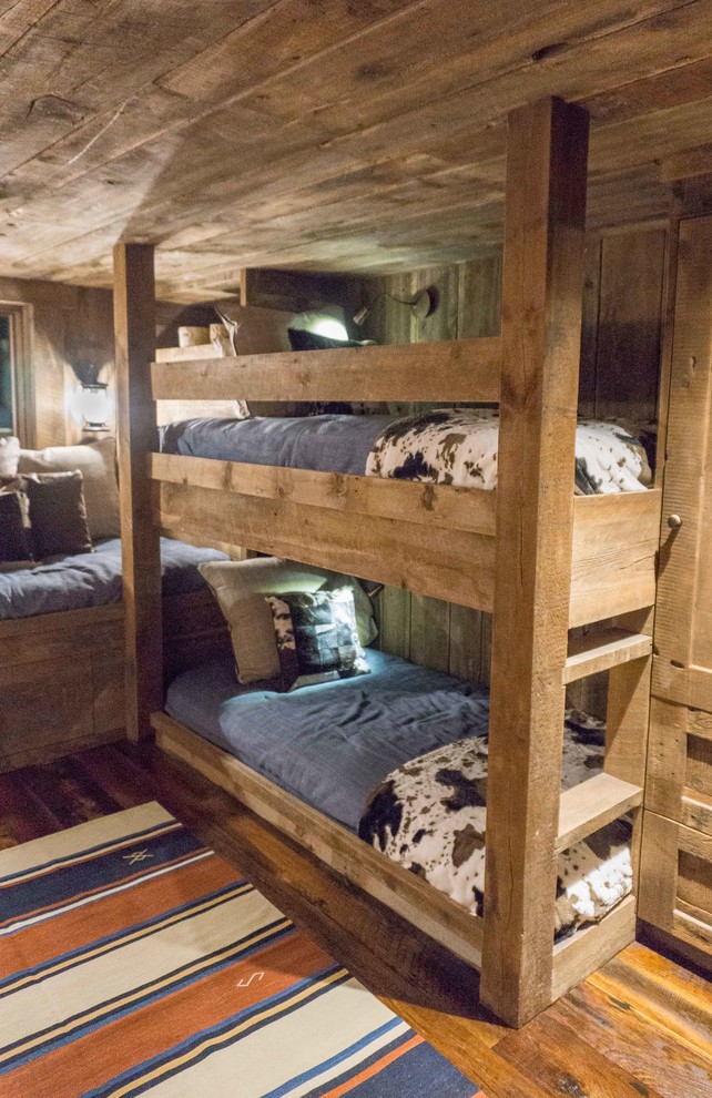 Modelo de habitación de invitados rural sin chimenea con suelo de madera en tonos medios