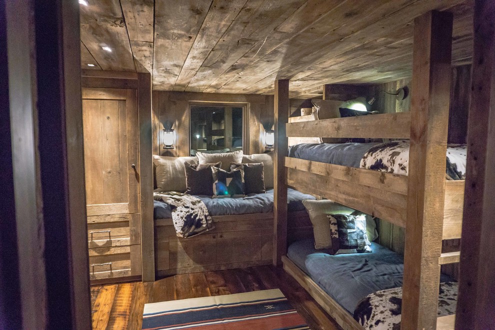 Esempio di una camera degli ospiti rustica con pavimento in legno massello medio e nessun camino