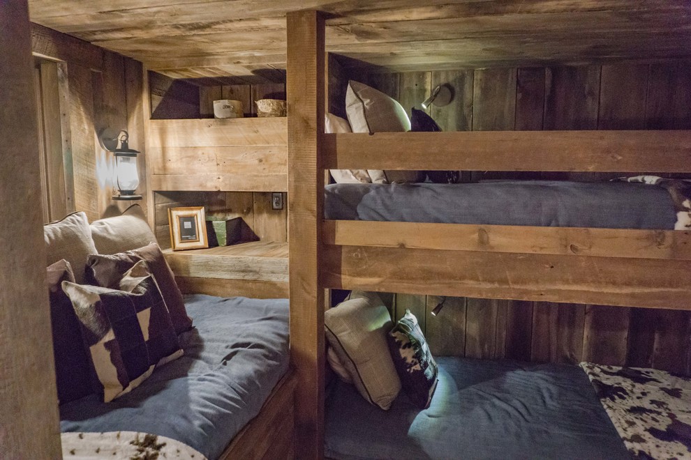 Idee per una camera degli ospiti rustica con pavimento in legno massello medio e nessun camino