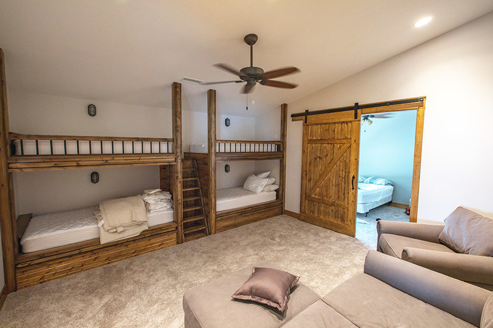 Свежая идея для дизайна: гостевая спальня (комната для гостей) в стиле рустика с бежевыми стенами и ковровым покрытием - отличное фото интерьера