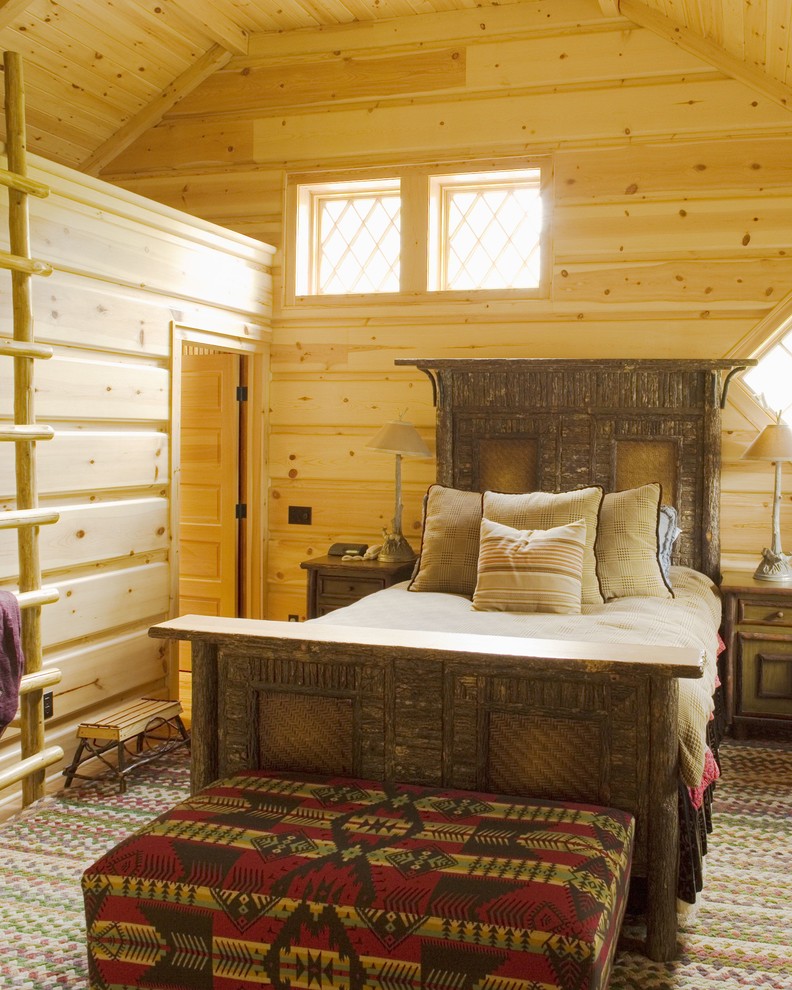 Mittelgroßes Rustikales Gästezimmer ohne Kamin mit brauner Wandfarbe, braunem Holzboden und braunem Boden in Burlington