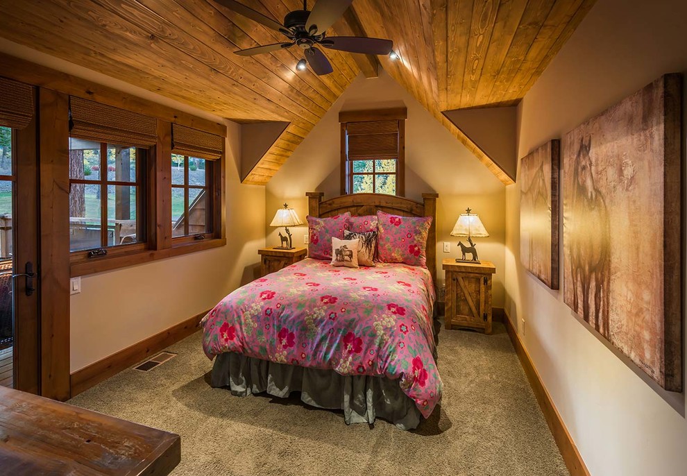 Rustikales Schlafzimmer mit beiger Wandfarbe und Teppichboden in Sacramento