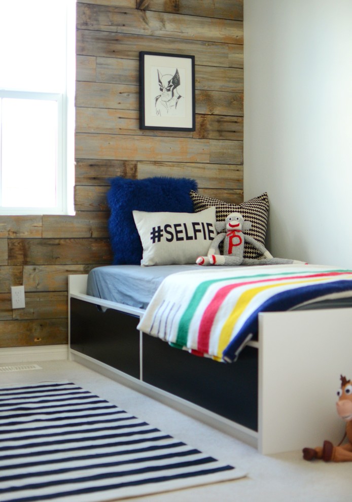 Kleines Uriges Schlafzimmer ohne Kamin mit weißer Wandfarbe und Teppichboden in Calgary